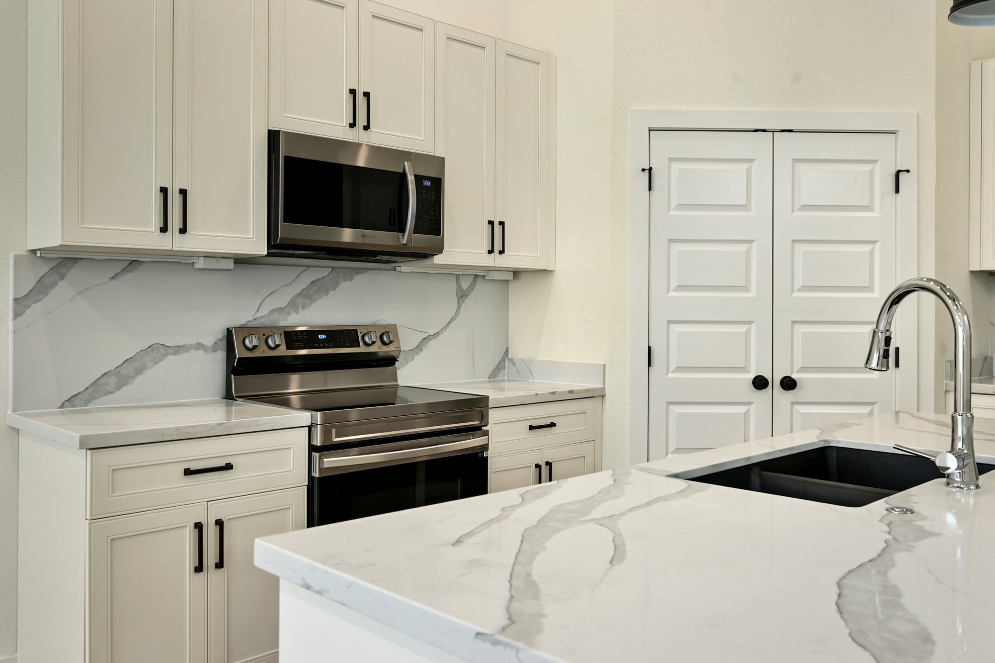 Oak Ridge Farms — white kitchen with marble-look backsplash